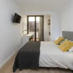 2-bedroom student apartment in Hospitalet de Llobregat Barcelona with terrace, equipped kitchen and study desks