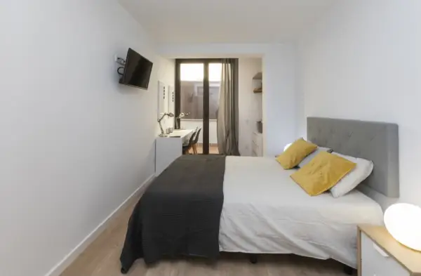 2-bedroom student apartment in Hospitalet de Llobregat Barcelona with terrace, equipped kitchen and study desks