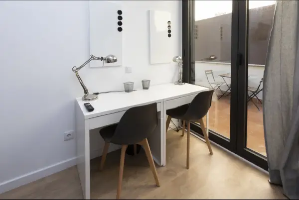 2-bedroom student apartment in Hospitalet de Llobregat Barcelona with terrace, equipped kitchen and study desks