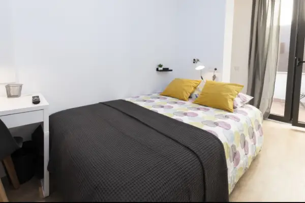 2-bedroom student apartment in Hospitalet de Llobregat Barcelona with terrace, equipped kitchen and study desks