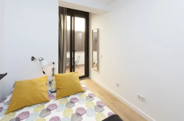2-bedroom student apartment in Hospitalet de Llobregat Barcelona with terrace, equipped kitchen and study desks