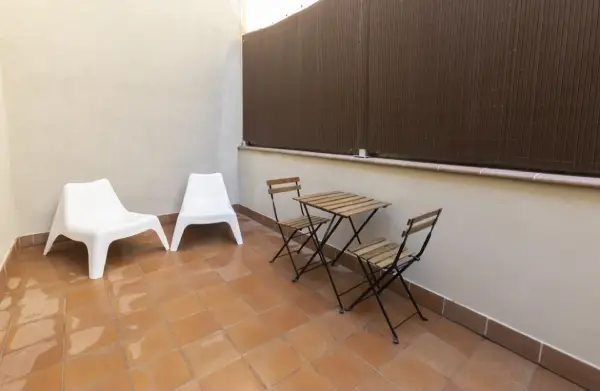 2-bedroom student apartment in Hospitalet de Llobregat Barcelona with terrace, equipped kitchen and study desks