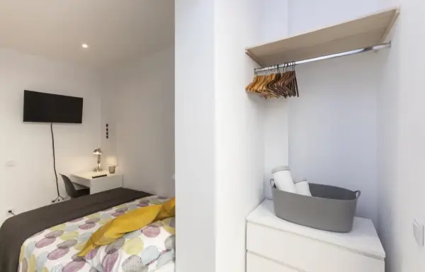 2-bedroom student apartment in Hospitalet de Llobregat Barcelona with terrace, equipped kitchen and study desks