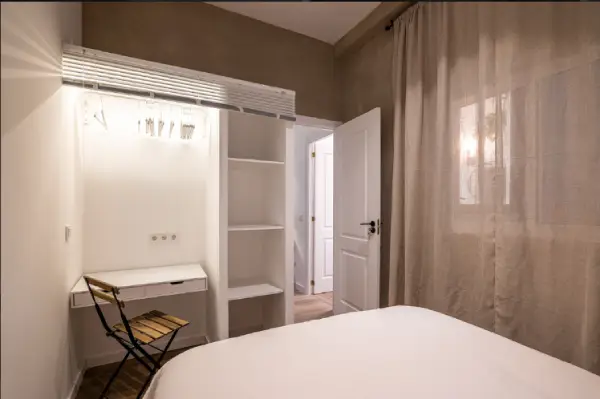 Double bedroom in 5-bedroom shared student apartment near La Rambla Barcelona